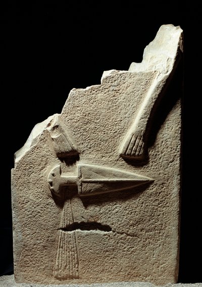 Esihistoriallinen taide: rautakaudella kaiverrettu stele Lunigianan paikalta lähellä La Speziaa, Italiaa. 1100-800 eaa. La Spezia, Lunigianan sivilisaation kunnallinen museo tekijältä Prehistoric Prehistoric