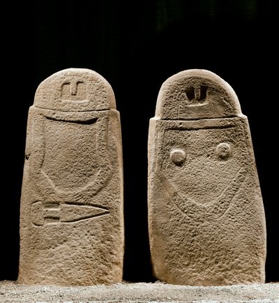 Esihistoriallinen taide: kaksi rautakaudelta peräisin olevaa miehen ja naisen menhiriä Lunigianan paikalta lähellä La Speziaa Italiasta. 1100-800 eaa. La Spezia, Lunigianan sivilisaation kunnallinen museo tekijältä Prehistoric Prehistoric