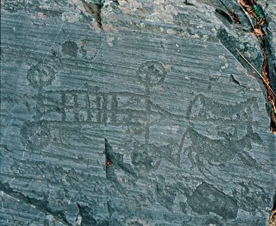 Esihistoria: Camunni-sivilisaatio: hevosten ampuma vaunu, pyörät on kuvattu pinnoilla ja hevoset ovat profiilissa etsintääkseen. Naquanen (Valcamonica, Val Camonica, Brescia) kivikaiverrus kalliosta 23. Neoliittisen ja Bro tekijältä Prehistoric Prehistoric