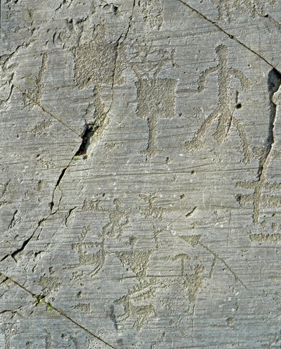 Esihistoria, camunni-sivilisaatio, kalliotaide: hautakallio peuranmetsästyskohtauksia ja kylän arkea. Neoliittisen ja pronssikauden välinen aika. Capo di Ponte, Naquane Rock Engravingsin kansallispuisto, Valcamonica, Val Camonica, tekijältä Prehistoric Prehistoric
