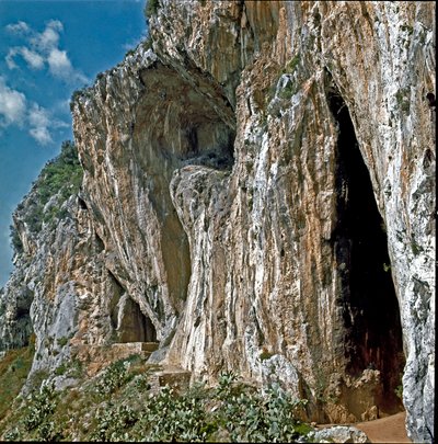 Esihistoria: Balzi Rossin luolat Grimaldin kylässä Ventimiglian kunnassa (Ventimiglia), Italiassa, paleoliittisen ihmisen asuttama tekijältä Prehistoric Prehistoric