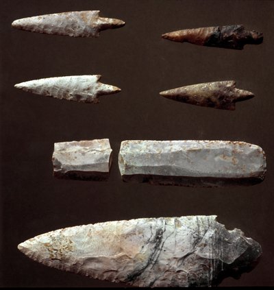 Esihistoria: nuolen kärjet ja piikivi Cantalupo-Mandelan hautausmaalta (Cantalupo Mandela), Lazio. Kuparin aikakausi. Eneoliittista. 2200 eaa. Rooma, Luigi Pigorinin kansallinen esihistoriallisen etnografian museo tekijältä Prehistoric Prehistoric