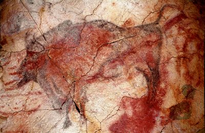 Esihistoria: "" biisoni levossa"" kalliomaalaus ylemmästä paleoliittikaudesta (Magdalenian) (välillä 16500-14000 vuotta sitten) kivikautinen biisoniluola, Altamira, Santander, Espanja tekijältä Prehistoric Prehistoric