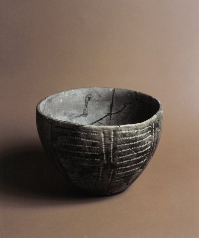 Esihistoria: keraaminen maljakko, johon on kaiverrettu neoliittisia koristeita Caverna Delle Arenesta Candiden (Liguriassa). Pegli, Villa Pallavicini -museo tekijältä Prehistoric Prehistoric
