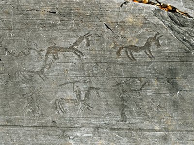 Esihistoriaa, kamunien sivilisaatiota, kalliotaidetta: metsästyskohtauksen hautakallio, metsästäjä keihää. Neoliittisen ja pronssikauden välinen aika. Capo di Ponte, Naquane Rock Engravingsin kansallispuisto, Valcamonica, Val Camonica, Ital tekijältä Prehistoric Prehistoric