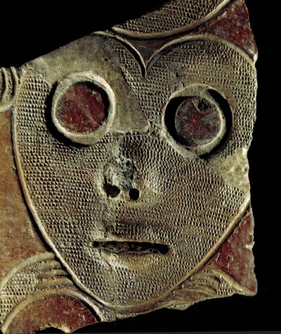 Esihistoria: savimaljakon fragmentti koristaa naamiota lähellä Vosnesenovkaa (Venäjä). 3000 eaa, neoliittinen aika. Venäjän tiedeakatemian Siperian osaston arkeologinen ja etnografinen museo, Novosibirsk, Venäjä tekijältä Prehistoric Prehistoric