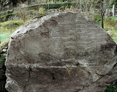 Esihistoriaa, kalliotaidetta: hautakallio peura, karja ja tikarit. Kuparin aikakausi. Eneoliittikausi (kalkoliitti). Roche no. 1. Cemmo (Brescia) Cemmon lohkareiden kansallinen arkeologinen puisto, Italia tekijältä Prehistoric Prehistoric