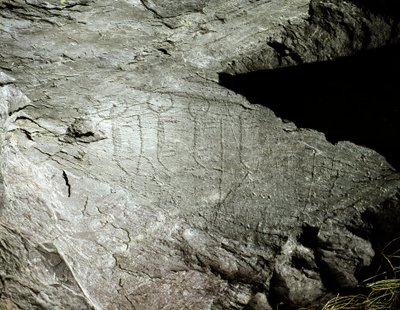 Esihistoriaa, kalliotaidetta: kahdesta kärryä vetävästä härkäparista on vakava kallio. Kuparin aikakausi. Eneoliittikausi (kalkoliitti). Roche n. 2. Cemmo (Brescia) Parco archeologico nazionale dei Massi di Cemmo, Italia tekijältä Prehistoric Prehistoric