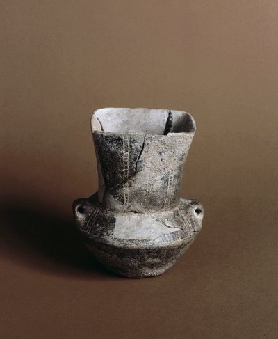 Esihistoria: neliönmuotoinen aukeava maljakko, jossa on neoliittisia graffiteja Caverna Delle Arenesta Candiden (Liguriassa). Pegli, Villa Pallavicini -museo tekijältä Prehistoric Prehistoric