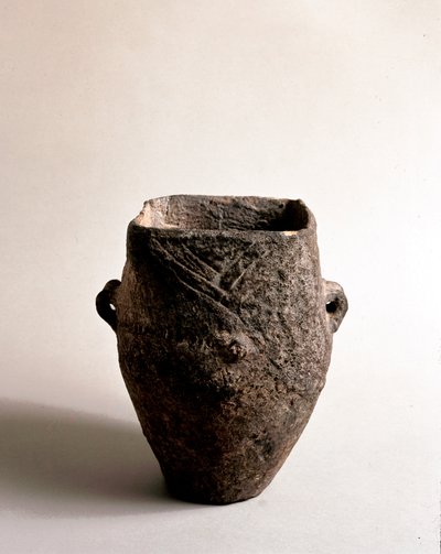 Esihistoria: terrakottamaljakko neliömäisellä neoliittisen kauden aukolla Caverna Delle Arenesta Candiden (Liguriassa). Pegli, Villa Pallavicini -museo tekijältä Prehistoric Prehistoric