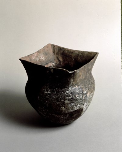 Esihistoria: terrakottamaljakko neliömäisellä neoliittisen kauden aukolla Caverna Delle Arenesta Candiden (Liguriassa). Pegli, Villa Pallavicini -museo tekijältä Prehistoric Prehistoric