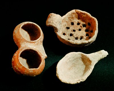 Esihistoria: erilaisia astiastotarvikkeita (siivilä, kattila). Apenniinien sivilisaatio (tai italialainen pronssikausi). 1400-1300 eaa. Perugia, Museo Archeologico Nazionale dell