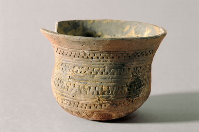 Esihistoria: kellon muotoinen maljakko. Neoliitti (terrakotta) tekijältä Prehistoric Prehistoric