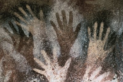 Esihistorian kalliotaidetta: luola, jossa on käsiä. Neoliittinen aika, Käsien luola. Argentiina, Santa Cruz tekijältä Prehistoric Prehistoric