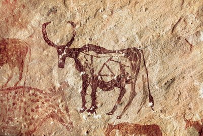 Kalliomaalaus: hirvieläinten esitys. Tadrart Acacus Libyan luola tekijältä Prehistoric Prehistoric