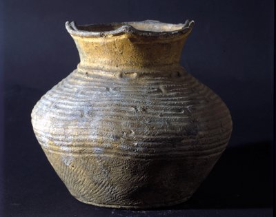 Terrakottapurkki Jomon-ajalta (esihistorian aika Japanissa). Rooma, Kansallinen itämaisen taiteen museo. tekijältä Prehistoric Prehistoric