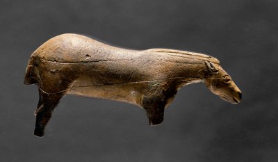 Lourdesin hevonen. Norsunluuhahmo Espeluguen luolasta. Yläpaleoliitti tekijältä Prehistoric Prehistoric