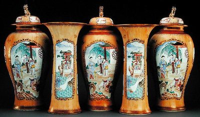 Café au lait -maahan kiinnitetty famille rose -ruusun värinen viisiosainen koriste, Qianlongin kausi. tekijältä Qing Dynasty Chinese School