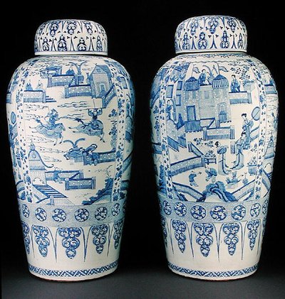 Pari sinivalkoisia sotilasmaljakoita, n. 1700 (posliini) tekijältä Qing Dynasty Chinese School