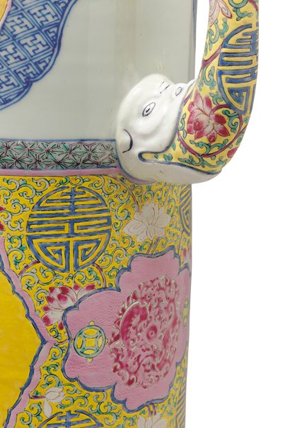 Yksityiskohta yhdestä famille ruusun "munkinlakkin" (Duomuhu) uurista ja kansista tekijältä Qing Dynasty Chinese School
