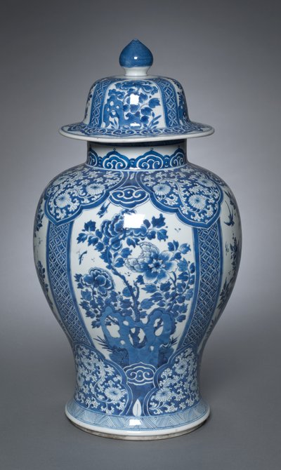 Maljakko kannen kanssa tekijältä Qing Dynasty Chinese School