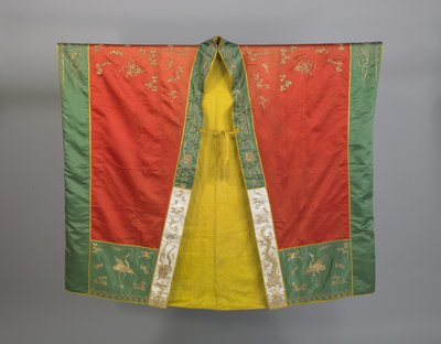 Ensimmäisen asteen daolaisen papin viitta, 1800-luvun loppupuoli (silkki- ja metallilangoilla kirjailtu silkki). tekijältä Qing Dynasty Chinese School