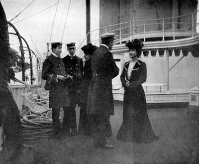 Ryhmä kuninkaallisella jahdilla Victoria ja Albert III Kööpenhaminassa, Ruotsissa, 1908. tekijältä Queen Alexandra