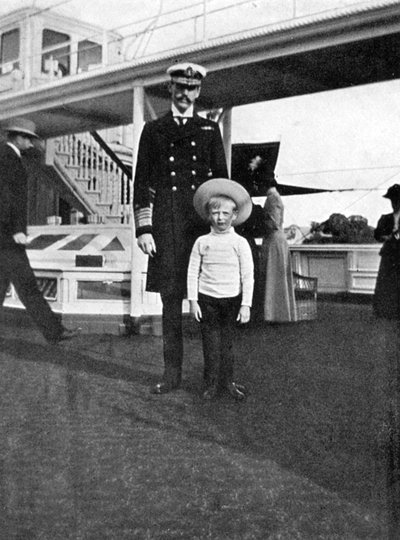 Norjan kuningas Haakon VII 1872-1957 poikansa Olavin kanssa 1903-1991, 1908. tekijältä Queen Alexandra