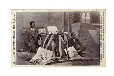 James Chuma ja Abdullah Susi David Livingstonen esineiden kanssa, Newstead Abbey, Englanti, kesäkuu 1874 (albumiprintti) tekijältä R. and Son Allen