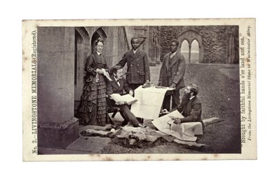 Tom ja Agnes Livingstone, Abdullah Susi, James Chuma ja Horace Waller, Newstead Abbey, Englanti, kesäkuu 1874 (albumiprintti) tekijältä R. and Son Allen