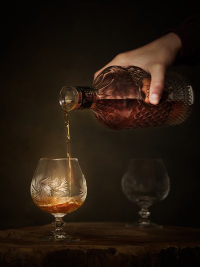 Hienojen alkoholijuomien kaataminen tekijältä Radek Pohnan
