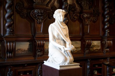 Verhottu vestal virgin (marmori) tekijältä Raffaello Monti