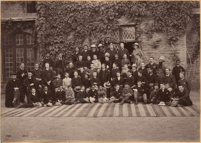 Keskiluokkaisia oppilaita ja Bishop Cotton Schoolin henkilökuntaa, Shimla (kääntöpuoli) tekijältä Raja Deen Dayal