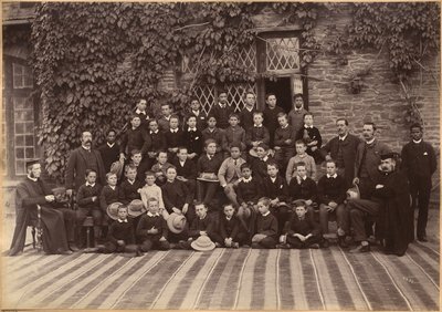 Alkeisluokka, Bishop Cotton School, Shimla (etupuoli) tekijältä Raja Deen Dayal