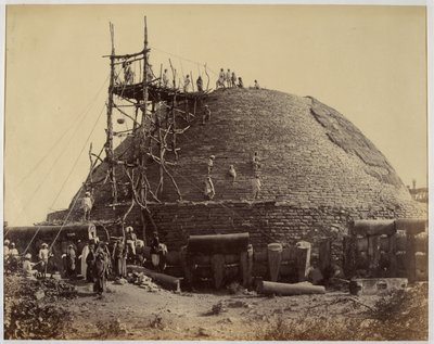 Sanchi stupa lounaasta korjauksen aikana tekijältä Raja Deen Dayal