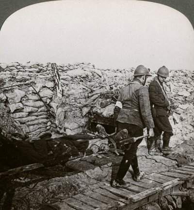 Belgialaiset paarit kantoivat haavoittuneita kaivannossa, Dixmude, Belgia, ensimmäinen maailmansota, 1914-1918. tekijältä Realistic Travels Publishers