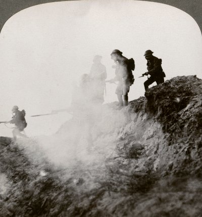 Brittiläiset sotilaat etenevät kaasun ja savun suojassa, Ranska, ensimmäinen maailmansota, 1916 tekijältä Realistic Travels Publishers
