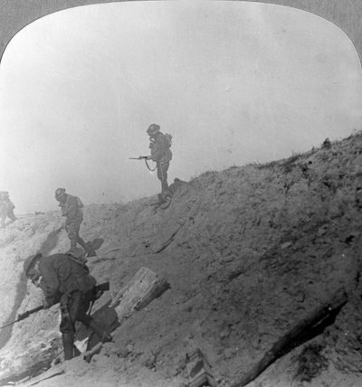 Brittijoukot etenevät kaasun läpi, Passchendaele, Ypres, Belgia, ensimmäinen maailmansota, c1914-c1918 tekijältä Realistic Travels Publishers