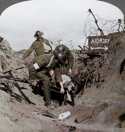 Haavoittuneen sotilaan kantaminen ensiapupisteeseen, Passchendaele, Belgia, Ensimmäinen maailmansota, 1914-1918 tekijältä Realistic Travels Publishers
