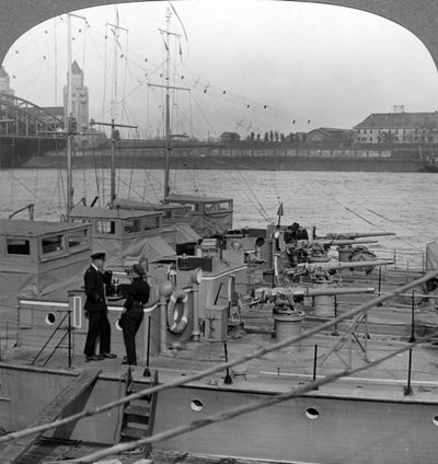 Moottoriveneiden laivasto Reinillä, c1918-1919. tekijältä Realistic Travels Publishers