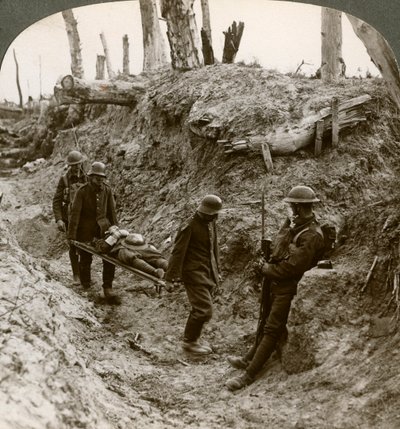 Saksalaisia vankeja kantamassa brittiläisiä haavoittuneita, ensimmäinen maailmansota, 1916. tekijältä Realistic Travels Publishers