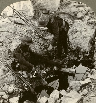 Veden antaminen haavoittuneelle kaverille, Hooge, Ypres, Belgia, Ensimmäinen maailmansota, 1914-1918. tekijältä Realistic Travels Publishers