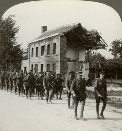 London Territorials on the march, La Bassee Road, Pohjois-Ranska, ensimmäinen maailmansota, 1914-1918. tekijältä Realistic Travels Publishers