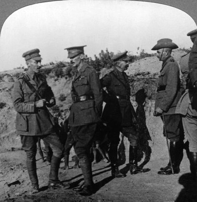 Lord Kitchener tarkastelee tilannetta Gallipolissa ANZAC-upseerien kanssa, ensimmäinen maailmansota, 1915-1916. tekijältä Realistic Travels Publishers