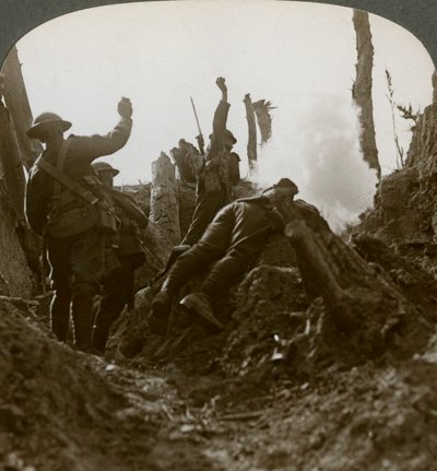 Pohjoismaan joukot pommittivat saksalaista konekivääriasemaa, Polygon Wood, 1900-luku tekijältä Realistic Travels Publishers