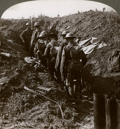 Upseeri katsomassa miehiään tunkeutuvan kaivetukseen välttääkseen saksalaishyökkäyksen, ensimmäinen maailmansota, 1914-1918. tekijältä Realistic Travels Publishers