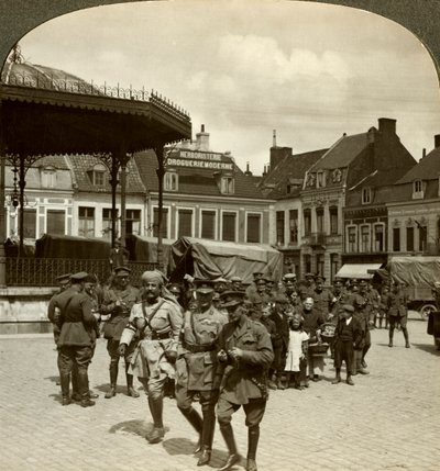 Sir James Willcocks kenraali Nantenin kanssa, Market Square, Merville, Ranska, Ensimmäinen maailmansota, 1914-1915. tekijältä Realistic Travels Publishers