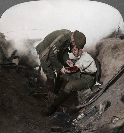 Sotilas, joka saa ensiapua kersantilta, Peronnen taistelu, ensimmäinen maailmansota, 1914-1918 tekijältä Realistic Travels Publishers