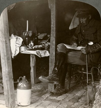Esikunnan upseeri korsussa tutkimassa yksityiskohtia ennen hyökkäystä, ensimmäinen maailmansota, 1914-1918 tekijältä Realistic Travels Publishers