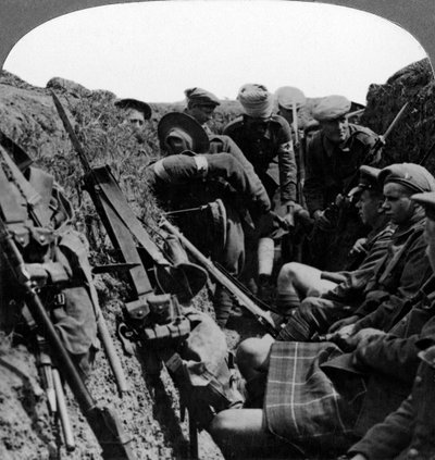 Paarit poistamassa haavoittunutta upseeria, ensimmäinen maailmansota, 1914-1918. tekijältä Realistic Travels Publishers